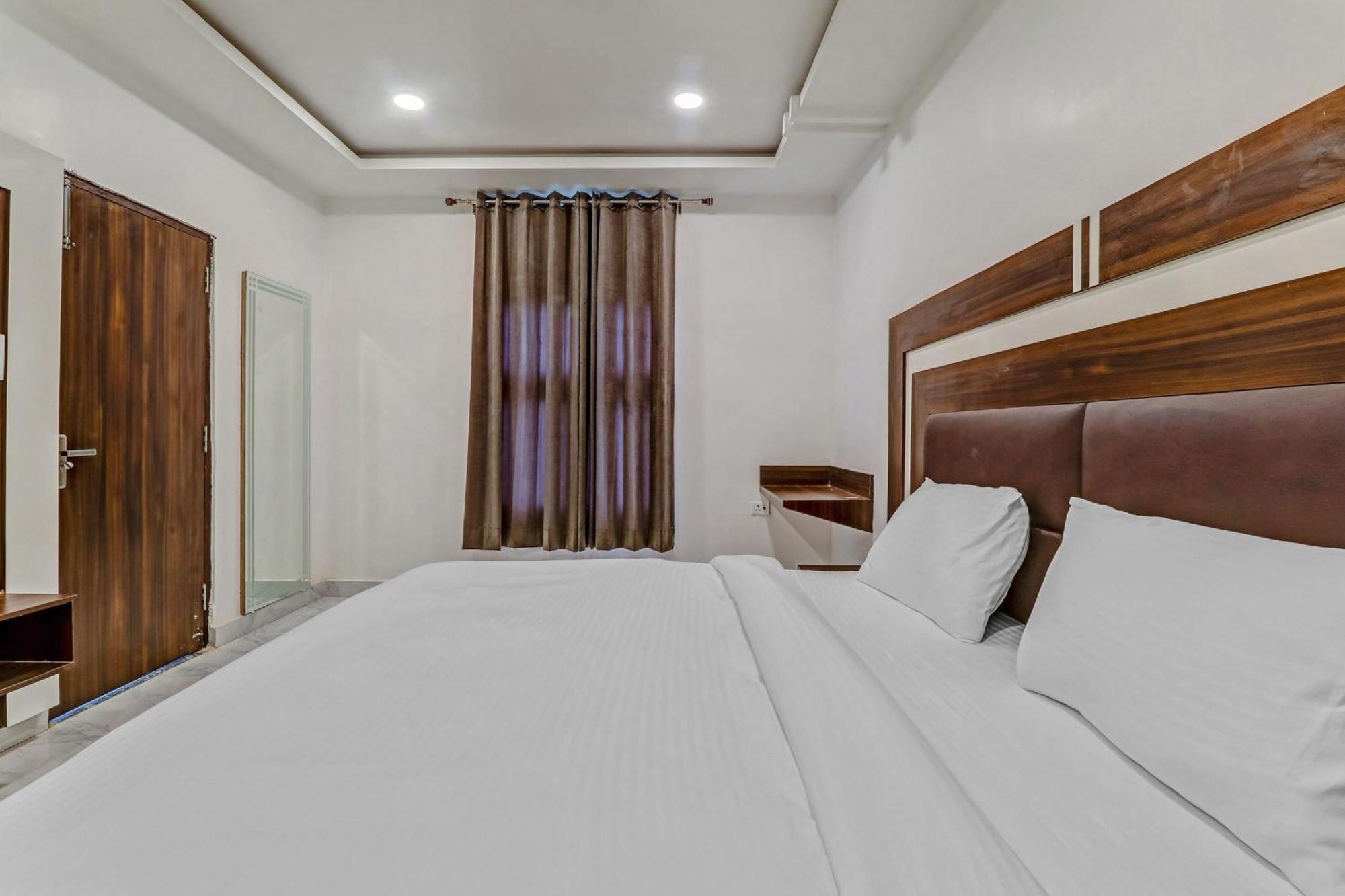 Super Collection O Yamuna Palace Near Gomti Riverfront Park Hasanganj Exterior photo