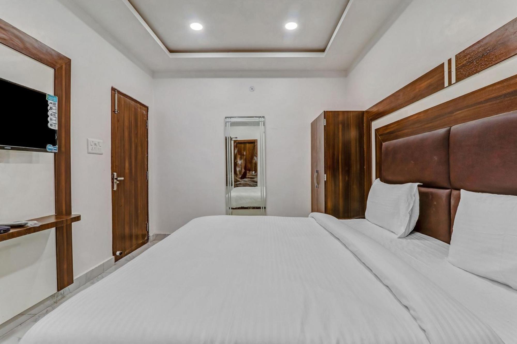 Super Collection O Yamuna Palace Near Gomti Riverfront Park Hasanganj Exterior photo