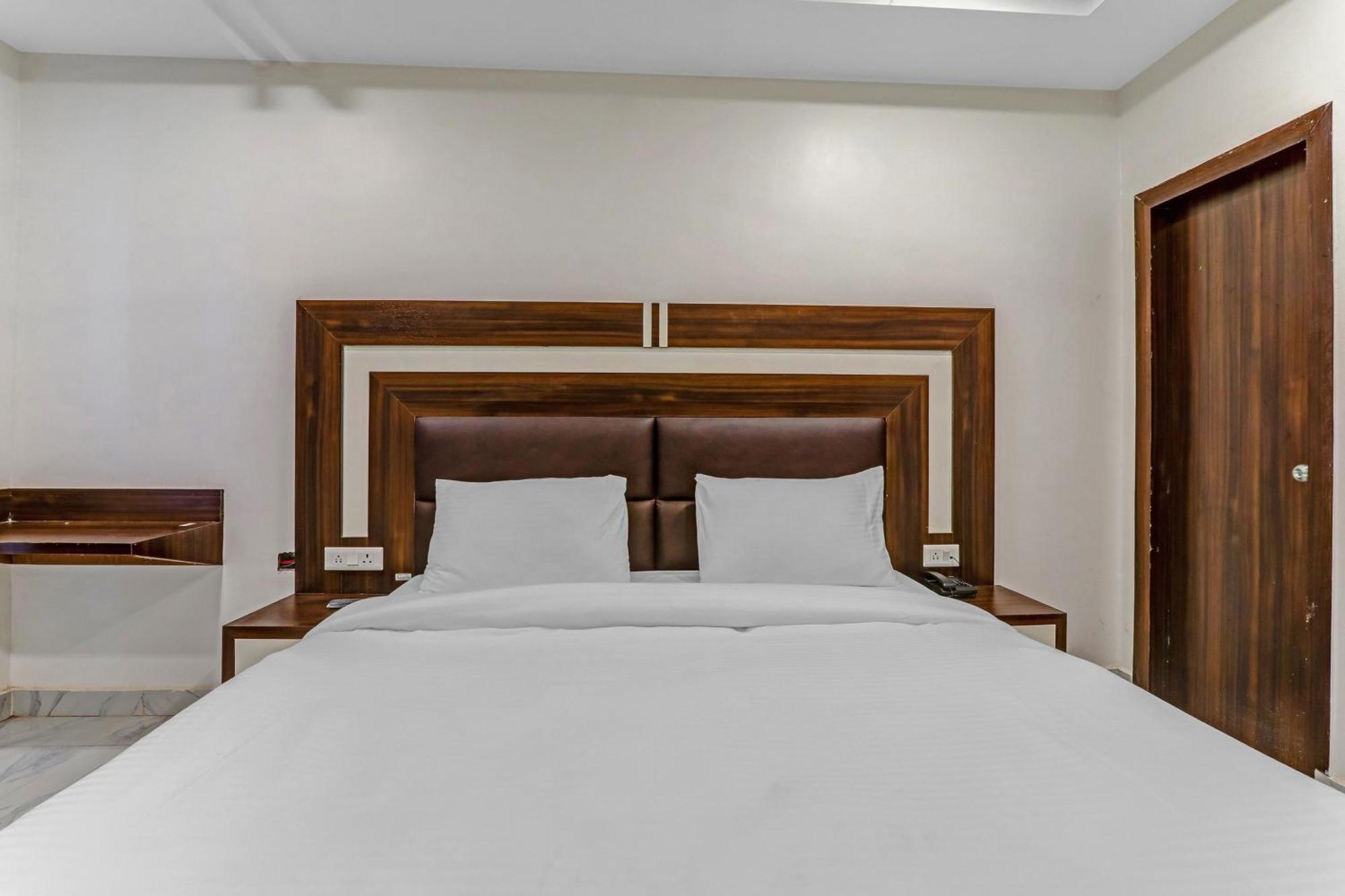 Super Collection O Yamuna Palace Near Gomti Riverfront Park Hasanganj Exterior photo