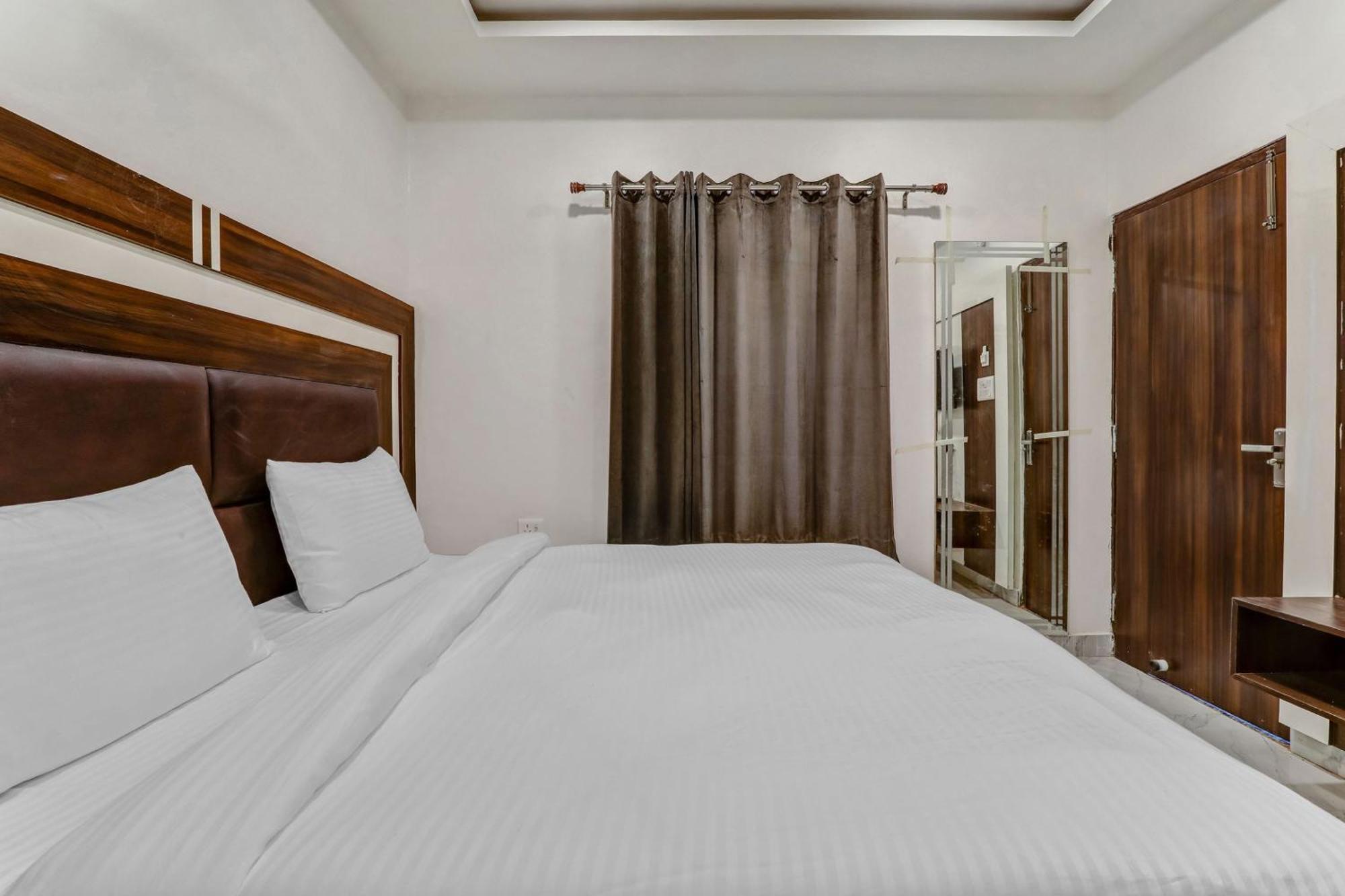 Super Collection O Yamuna Palace Near Gomti Riverfront Park Hasanganj Exterior photo