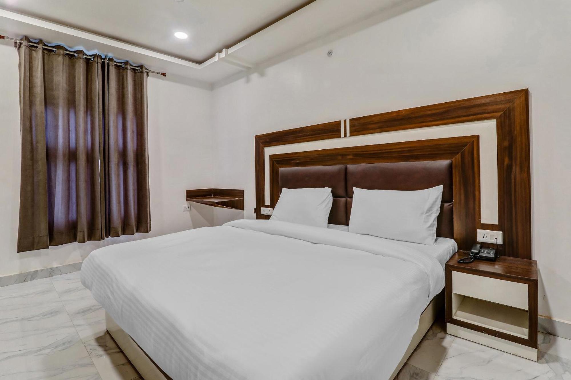 Super Collection O Yamuna Palace Near Gomti Riverfront Park Hasanganj Exterior photo